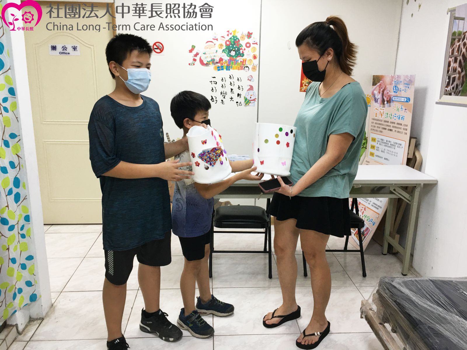 中華長照協會 當我們幼在一起 偏鄉弱勢兒童快樂陪伴公益計畫 愛意盈溢的母親節，將禮物獻給最愛的家人 服務花絮4
