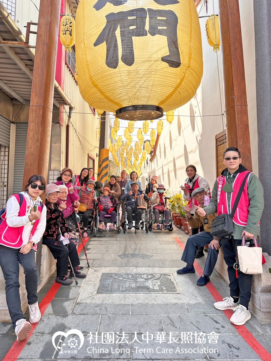 獨居老人照護計畫 嘉義爺奶歡喜作伙出遊去 台南鹽水一遊服務花絮2 雷門合照