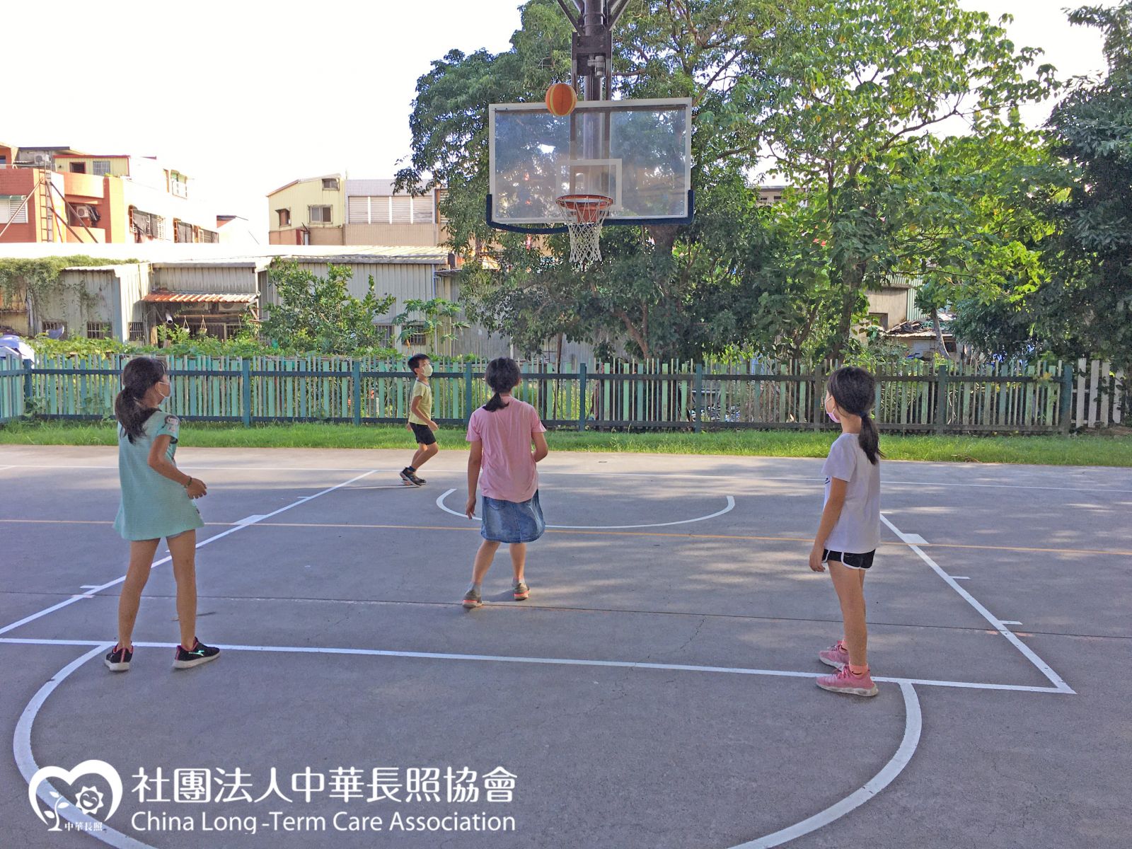 中華長照協會 當我們幼在一起 偏鄉弱勢兒童快樂陪伴公益計畫 帶領孩子一起成為小園丁 培養責任心 服務花絮1