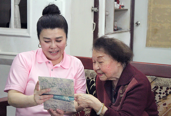 藝人「國民媽媽」林美秀擔任一日居服員，與中華長照協會一起照顧老人
