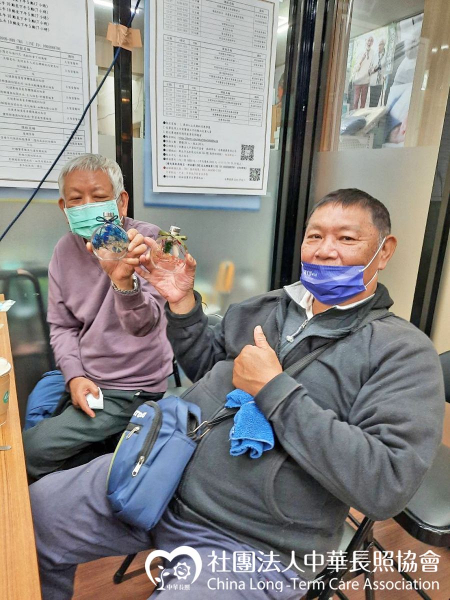 關懷獨居失依老人優質陪伴計畫 獨居老人綻放笑容 服務花絮1 長輩製作浮游花瓶
