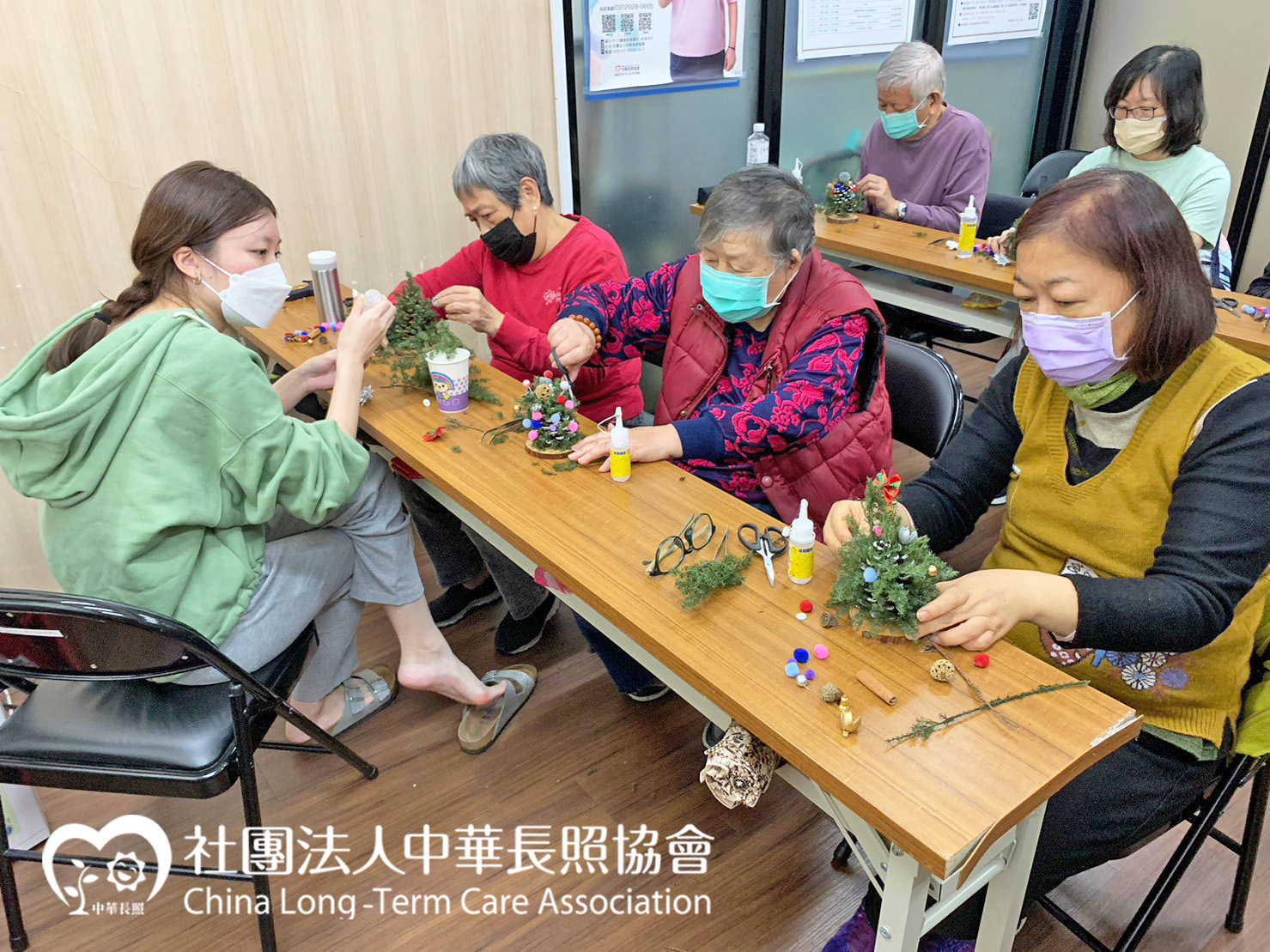 關懷獨居失依老人優質陪伴計畫 獨居老人綻放笑容 服務花絮2 長輩裝飾聖誕樹