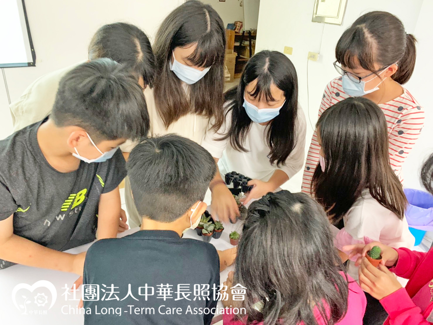 中華長照協會 當我們幼在一起 偏鄉弱勢兒童快樂陪伴公益計畫 帶領孩子一起成為小園丁 培養責任心 服務花絮3